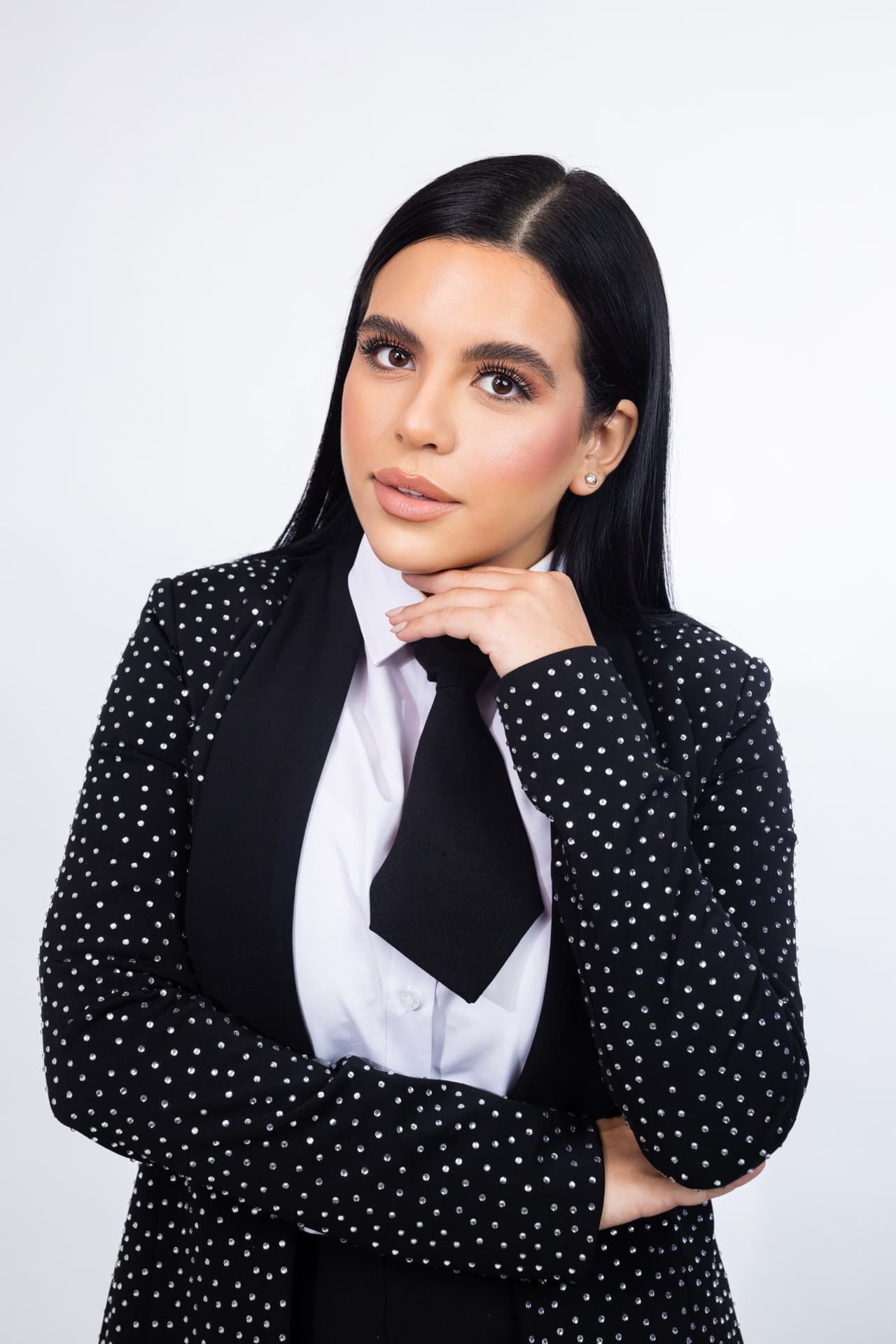 Retrato de Paola Alvarado con la mano bajo el mentón